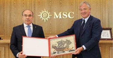 Le ministre tunisien du Tourisme, Habib Ammar et le président exécutif de MSC Croisières Pierfrancesco Vago lors de la signature d'un accord